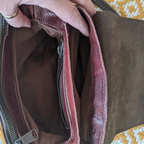 Liebeskind• Leather Flap Turn Lock Crossbody bag. - Picture 6 of 11